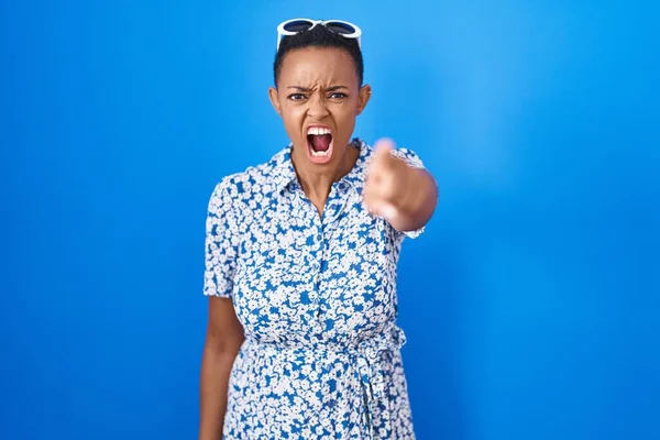 Mujer Afroamericana Pie Sobre Fondo Azul Señalando Disgustado Frustrado Cámara — Foto de Stock