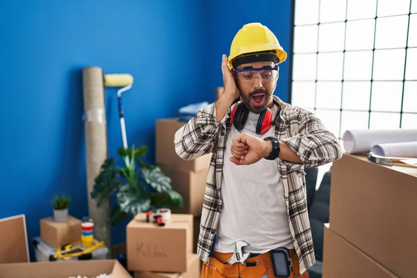 Sakallı Evde Çalışan Genç Spanyol Bir Adam Saatine Bakıyor Endişeli — Stok fotoğraf
