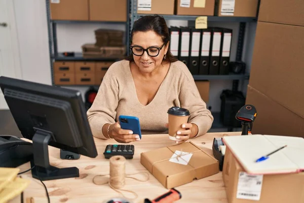 Mulher Hispânica Meia Idade Commerce Trabalhador Negócios Usando Smartphone Beber — Fotografia de Stock