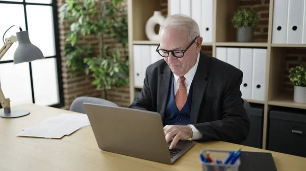 Trabalhador Sênior Negócios Que Trabalha Com Laptop Escritório — Fotografia de Stock