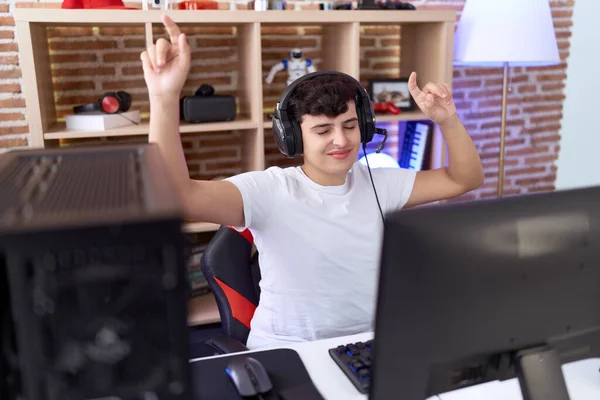 Δυαδικό Streamer Άνθρωπος Παίζει Video Game Την Έκφραση Νικητής Στο — Φωτογραφία Αρχείου