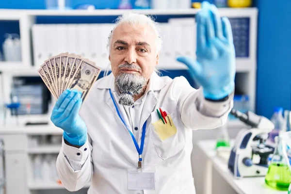 Мужчина Среднего Возраста Седыми Волосами Работающий Лаборатории Учёных Держит Деньги — стоковое фото