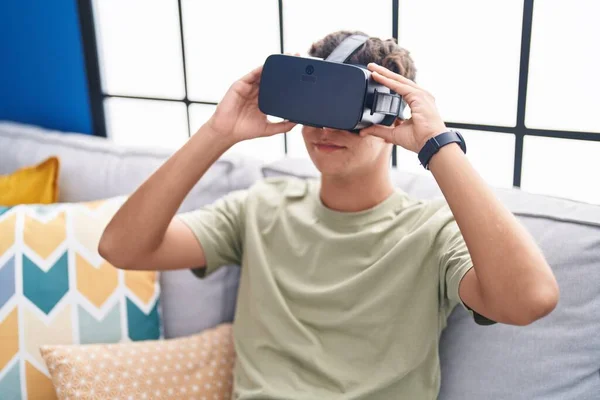Giovane Adolescente Ispanico Che Gioca Videogioco Utilizzando Occhiali Realtà Virtuale — Foto Stock
