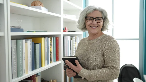 Middle Age Woman Grey Hair Teacher Smiling Confident Holding Book — ストック写真