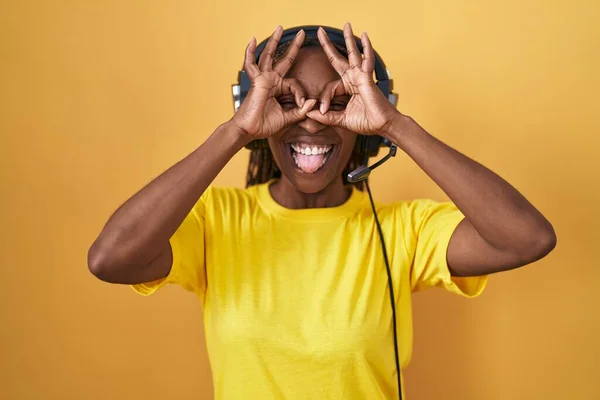 Femme Afro Américaine Écoutant Musique Aide Écouteurs Faisant Geste Correct — Photo