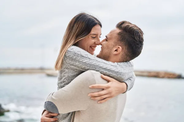 Man Woman Couple Smiling Confident Hugging Each Other Seaside — ストック写真