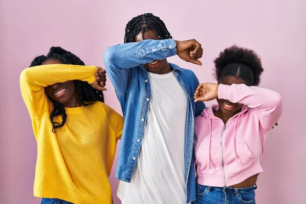 Egy Csoport Három Fiatal Fekete Együtt Áll Rózsaszín Háttér Felett — Stock Fotó