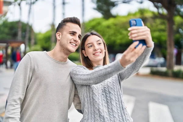 Άνδρας Και Γυναίκα Ζευγάρι Αγκαλιάζονται Κάνουν Selfie Από Smartphone Στο — Φωτογραφία Αρχείου