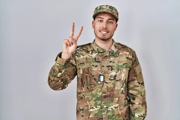 Kamuflaj Üniforması Giyen Genç Spanyol Adam Iki Numarayı Gösterip Işaret — Stok fotoğraf