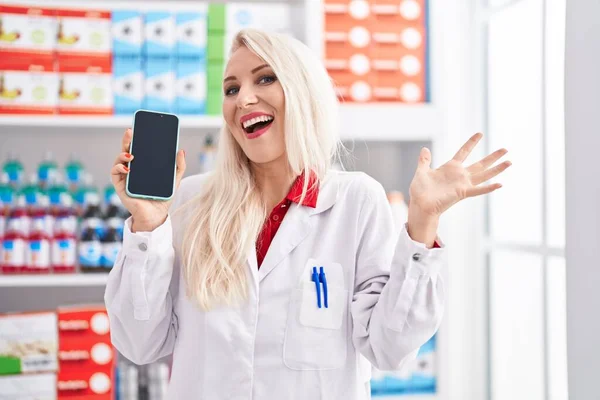 Eczanede Çalışan Beyaz Kadın Akıllı Telefon Ekranı Gösteriyor Zaferi Mutlu — Stok fotoğraf