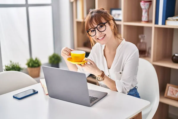 Νεαρή Γυναίκα Χρησιμοποιώντας Φορητό Υπολογιστή Και Πίνει Καφέ Στο Σπίτι — Φωτογραφία Αρχείου