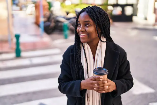 Afričanky Americká Žena Usměvavá Sebevědomé Pití Kávy Ulici — Stock fotografie