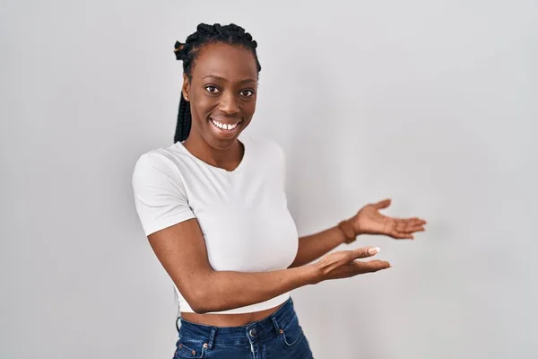 Schöne Schwarze Frau Steht Über Isoliertem Hintergrund Einladend Lächelnd Natürlich — Stockfoto
