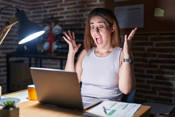 Mujer Morena Que Trabaja Oficina Por Noche Celebrando Loco Sorprendido —  Fotos de Stock