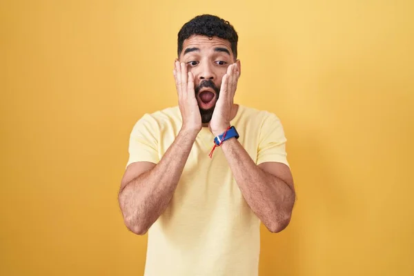 Hispanischer Mann Mit Bart Der Vor Gelbem Hintergrund Steht Ängstlich — Stockfoto