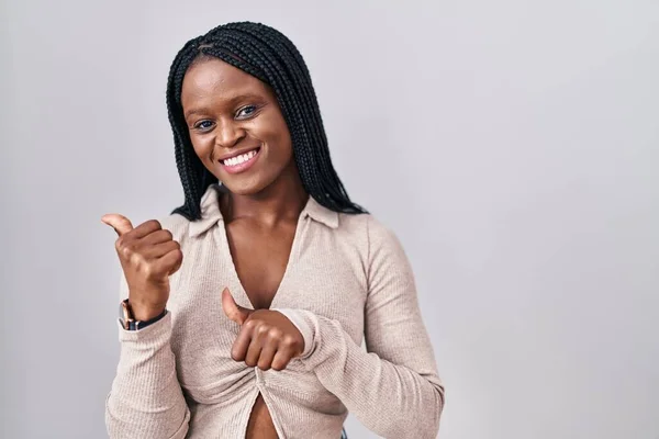 Afrikaanse Vrouw Met Vlechten Staan Witte Achtergrond Wijzen Naar Achterkant — Stockfoto
