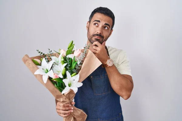 Hispánec Plnovousem Pracující Jako Květinář Rukou Bradě Přemýšlející Otázce Zamyšleném — Stock fotografie