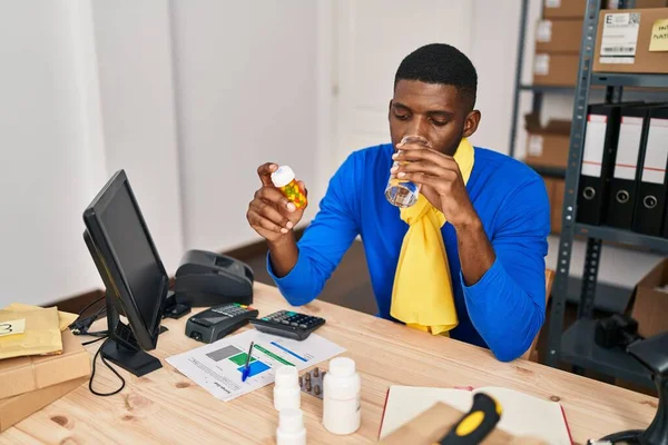Mladý Africký Američan Muž Ekommerce Obchodní Pracovník Brát Pilulky Léčba — Stock fotografie