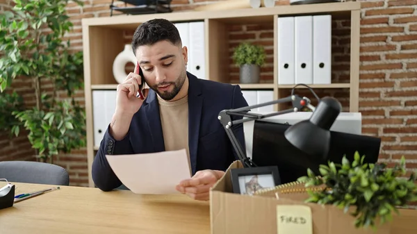 Hombre Árabe Joven Trabajador Negocios Desempleado Hablando Documento Lectura Teléfonos —  Fotos de Stock