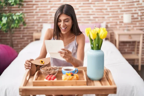 Morena Mujer Joven Desayunando Cama Leyendo Una Carta Sonriendo Riendo —  Fotos de Stock