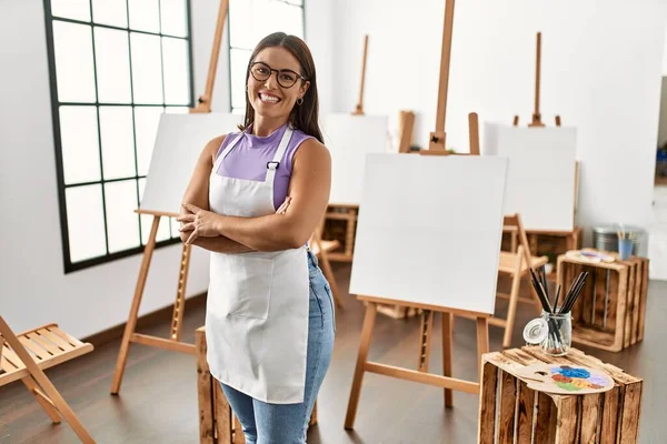 Junge Schöne Hispanische Künstlerin Lächelt Selbstbewusst Mit Verschränkten Armen Kunstatelier — Stockfoto