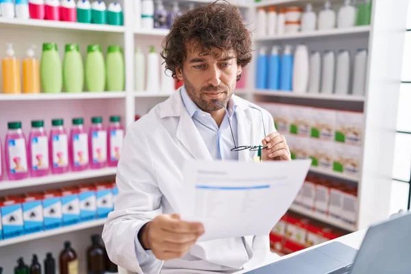 Young Hispanic Man Pharmacist Reading Prescription Using Laptop Pharmacy — Foto Stock