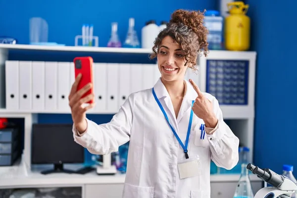 Hispanic Woman Curly Hair Working Scientist Laboratory Doing Selfie Smiling — Φωτογραφία Αρχείου