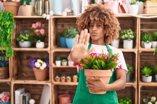 Mladá Hispánka Kudrnatými Vlasy Pracující Květinářství Drží Rostlina Otevřenou Rukou — Stock fotografie