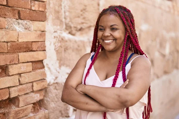 Afrikansk Amerikansk Kvinna Ler Säker Stående Med Armarna Korsade Gest — Stockfoto