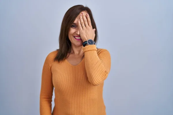Middle Age Brunette Woman Standing Wearing Orange Sweater Covering One — 스톡 사진