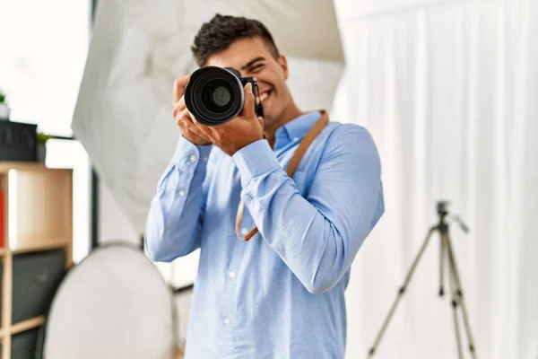 Young Hispanic Man Photographer Using Professional Camera Photography Studio — Stock Photo, Image