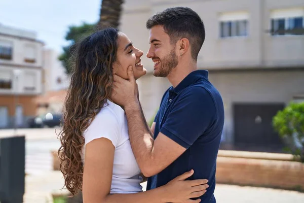 Young Hispanic Couple Smiling Confident Hugging Each Other Park — Foto Stock