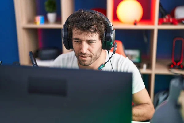 若いヒスパニック系の男ストリーマーは 音楽スタジオでコンピュータを使用してビデオゲームをプレイ — ストック写真