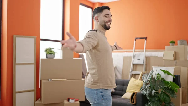 Jovem Árabe Homem Sorrindo Confiante Com Braços Abertos Nova Casa — Fotografia de Stock