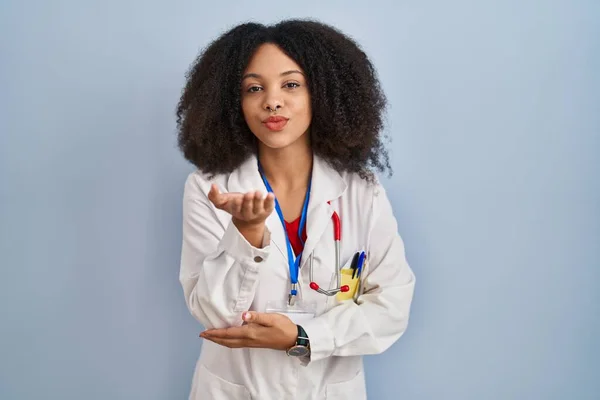 Junge Afrikanisch Amerikanische Frau Arztuniform Und Stethoskop Die Die Kamera — Stockfoto