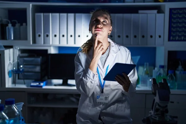 Hermosa Mujer Rubia Que Trabaja Laboratorio Científico Tarde Noche Pensando —  Fotos de Stock