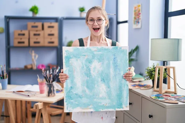 Ung Kaukasisk Kvinna Håller Duk Konst Studio Firar Galen Och — Stockfoto