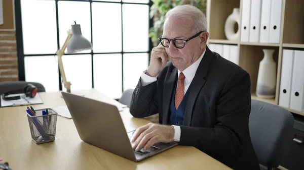 Vezető Üzletember Dolgozik Laptop Beszél Telefonon Irodában — Stock Fotó