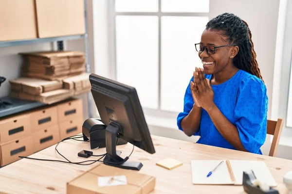 African American Woman Ecommerce Business Worker Having Video Call Office — Fotografia de Stock
