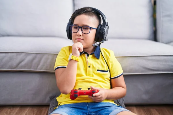 Giovane Ragazzo Ispanico Che Gioca Videogame Tenendo Controller Indossando Cuffie — Foto Stock