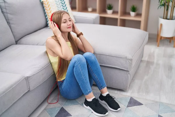 Genç Beyaz Kadın Evde Oturmuş Müzik Dinliyor — Stok fotoğraf