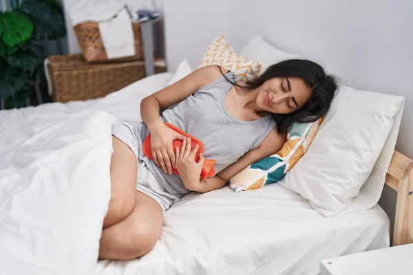 Young Hispanic Girl Suffering Menstrual Pain Lying Bed Bedroom — Stok fotoğraf