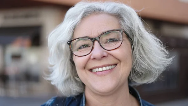 Middle Age Woman Grey Hair Smiling Confident Street —  Fotos de Stock