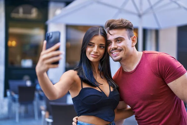 Man Vrouw Paar Glimlachen Zelfverzekerd Maken Selfie Met Smartphone Coffeeshop — Stockfoto
