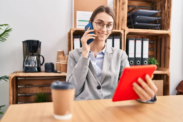 Young Caucasian Woman Business Worker Talking Smartphone Using Touchpad Office — Stockfoto
