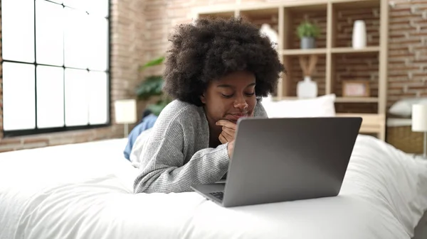 African American Woman Using Laptop Lying Bed Bedroom — Stockfoto