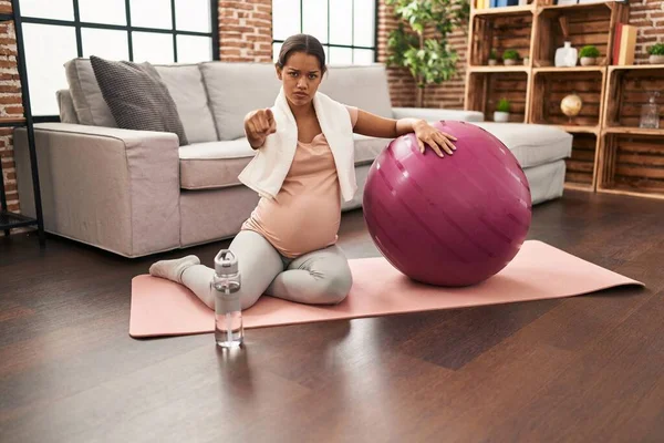 Młoda Kobieta Ciąży Siedzi Macie Jogi Pilates Piłkę Wskazując Palcem — Zdjęcie stockowe