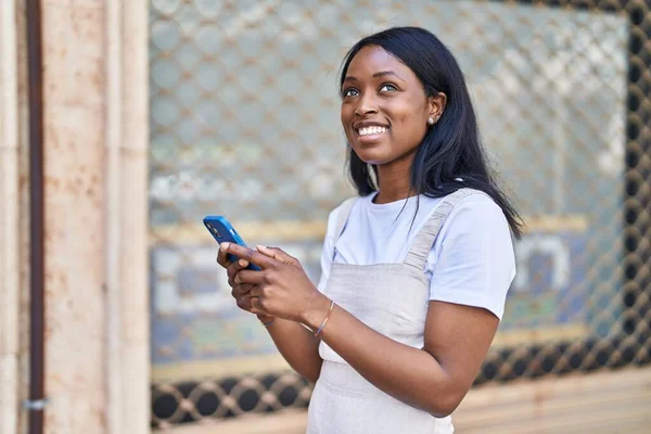 Jovem Afro Americana Sorrindo Confiante Usando Smartphone Rua — Fotografia de Stock