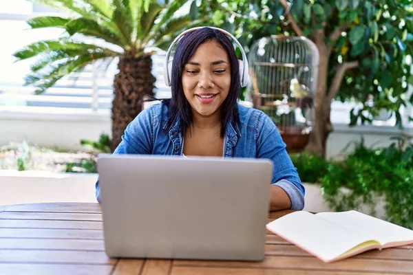 Hispanic Brunette Woman Studying Doing Video Call Terrace — Stockfoto