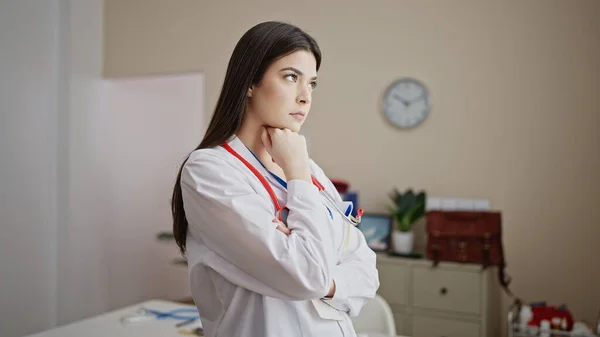 Ung Vacker Latinamerikansk Kvinna Läkare Står Med Tvivel Uttryck Kliniken — Stockfoto